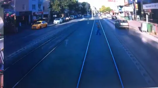 İzmit'te tramvayın yayaya çarptığı feci kaza kamerada