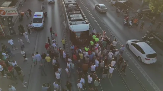 İzmit'te tramvayın yayaya çarptığı feci kaza kamerada