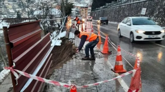 İzmit'te yol çöktü!