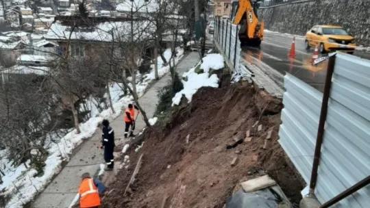 İzmit'te yol çöktü!