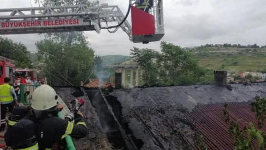 İzmit'te yoldan atılan izmarit evin çatısını küle çevirdi!