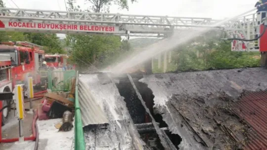 İzmit'te yoldan atılan izmarit evin çatısını küle çevirdi!