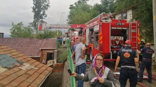 İzmit'te yoldan atılan izmarit evin çatısını küle çevirdi!