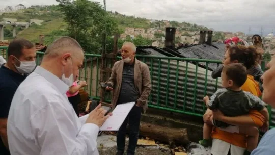 İzmit'te yoldan atılan izmarit evin çatısını küle çevirdi!