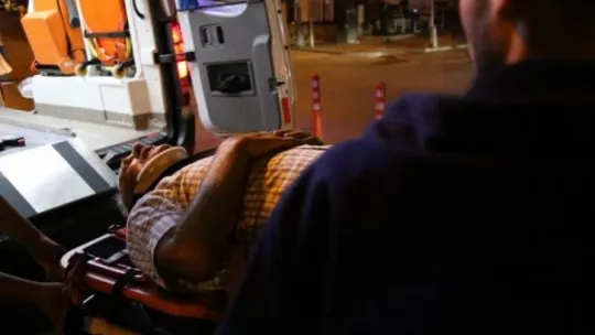 İzmit'te yolun karşısına geçmek isterken minibüs çarptı!