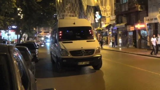 İzmit'te yolun karşısına geçmek isterken minibüs çarptı!