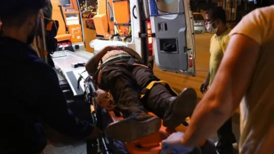 İzmit'te yolun karşısına geçmek isterken minibüs çarptı!