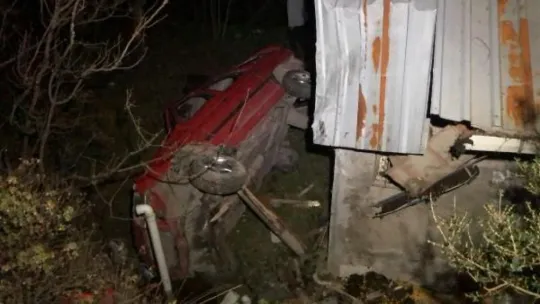 İzmit'te yuvarlanan otomobil evin duvarına çarptı: 2 yaralı!