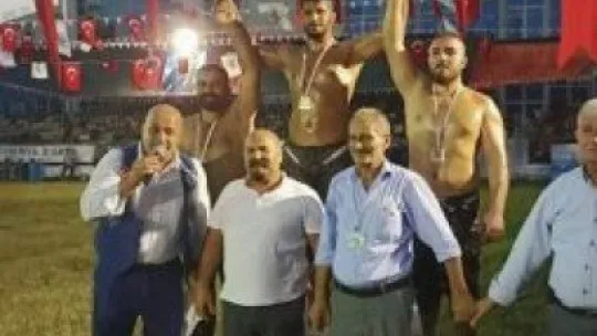 İzmitli Güreşçiler Çanakkale'den 3 altınla döndü