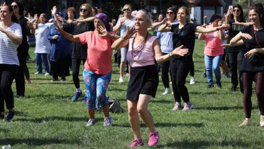 İzmitli kadınlar hem eğlendi hem spor yaptı