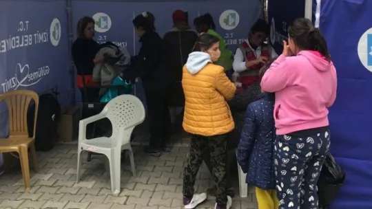 İzmitli kuaförler deprem bölgesinde hizmet veriyor