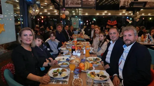 İzmitliler yeni yıla Gülümse Kafe'de girdi