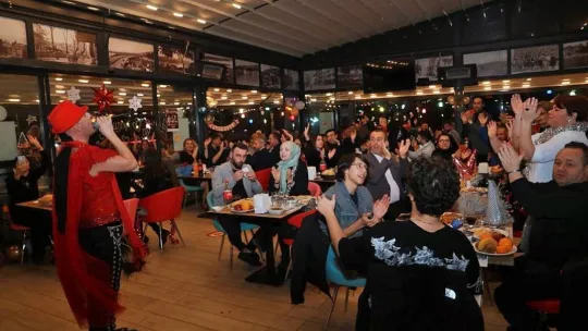 İzmitliler yeni yıla Gülümse Kafe'de girdi