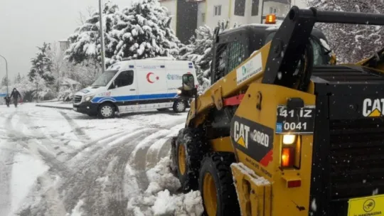 İzmit'te ekiplerin karla mücadelesi sürüyor