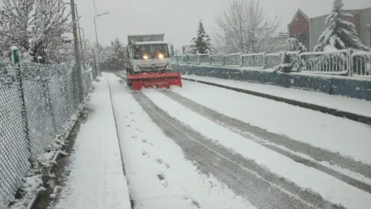 İzmit'te ekiplerin karla mücadelesi sürüyor