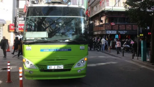 İzmit'te halk otobüsünün çarptığı genç yaralandı