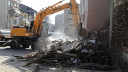 İzmit'te metruk ve hasarlı binalar yıkılıyor!