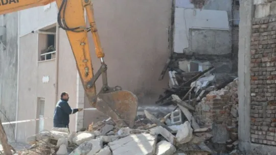 İzmit'te metruk ve hasarlı binalar yıkılıyor!