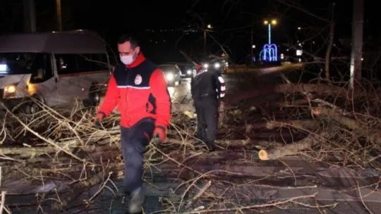 İzmit'teki fırtına korkuttu!