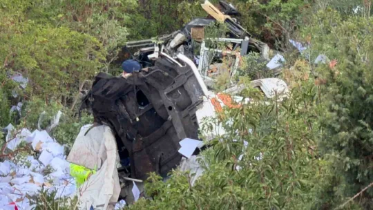 Tır uçurumdan yuvarlandı: 2 ölü