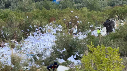 Tır uçurumdan yuvarlandı: 2 ölü