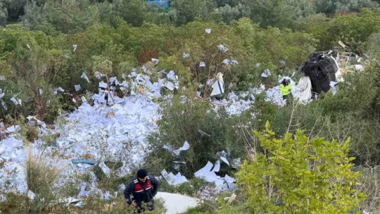 Tır uçurumdan yuvarlandı: 2 ölü