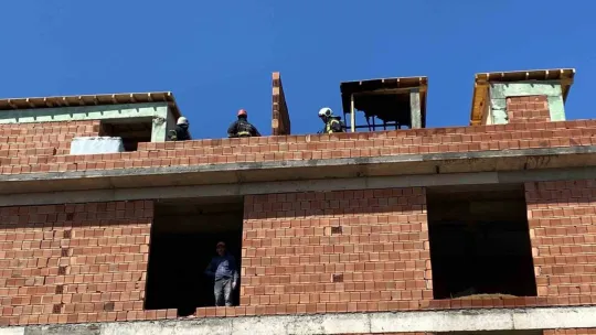 İzolasyon çalışması sırasında çatı alevlere teslim oldu