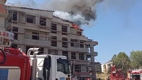 İzolasyon çalışması sırasında çatı alevlere teslim oldu
