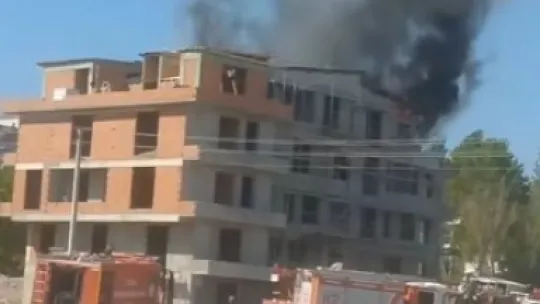 İzolasyon çalışması sırasında çatı alevlere teslim oldu