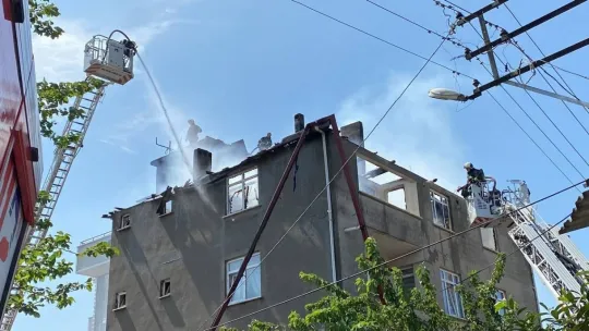 Çatı bir anda alev topuna döndü