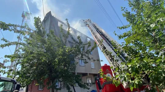Çatı bir anda alev topuna döndü
