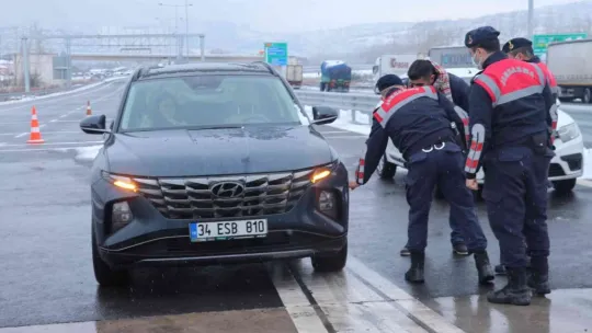 Jandarma ekiplerinden tır sürücülerine kumanya