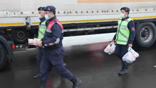 Jandarma ekiplerinden tır sürücülerine kumanya