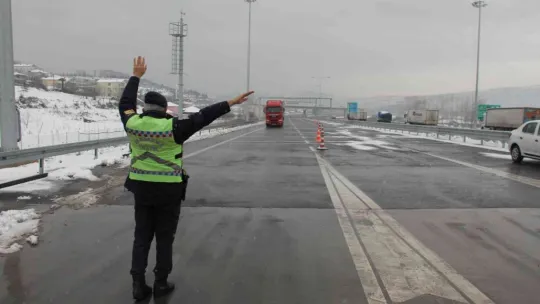 Jandarma ekiplerinden tır sürücülerine kumanya