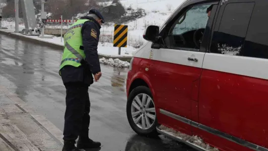 Jandarma ekiplerinden tır sürücülerine kumanya