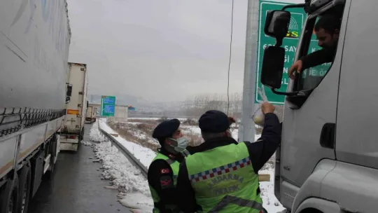 Jandarma ekiplerinden tır sürücülerine kumanya