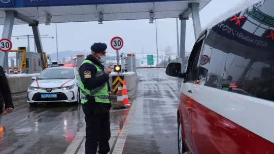 Jandarma ekiplerinden tır sürücülerine kumanya