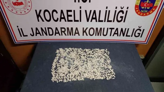Durdurulan araçtan bin 827 uyuşturucu ele geçirildi: 3 tutuklama!