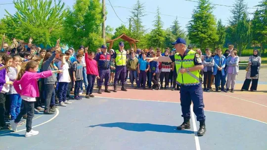 Jandarma öğrencilere eğitim verdi, onlarla fidan dikti