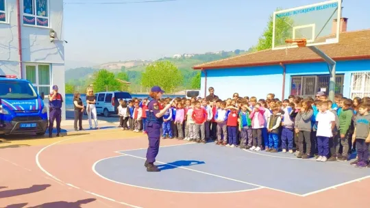 Jandarma öğrencilere eğitim verdi, onlarla fidan dikti