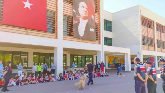 Jandarma öğrencilere eğitim verdi, onlarla fidan dikti