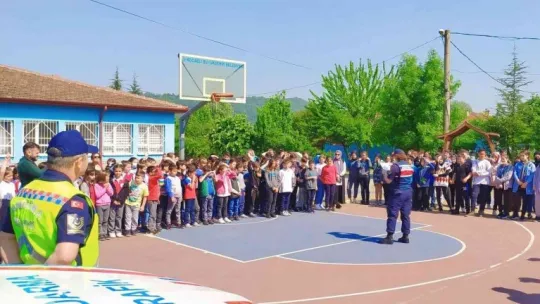 Jandarma öğrencilere eğitim verdi, onlarla fidan dikti