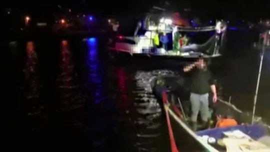 Kaçak avcılar denizde polise yakalandı