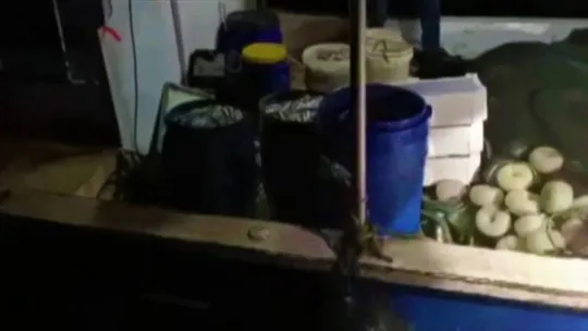 Kaçak avcılar denizde polise yakalandı