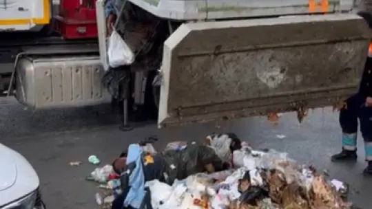 Kadıköy'de bir kişi girdiği çöp konteynerinden 2 gün sonra vinçle çıkarıldı