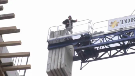 Maaşlarını alamadıklarını iddia eden inşaat işçileri vinç kulesine çıktı