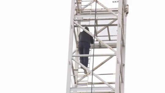 Maaşlarını alamadıklarını iddia eden inşaat işçileri vinç kulesine çıktı