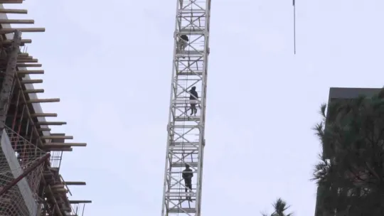 Maaşlarını alamadıklarını iddia eden inşaat işçileri vinç kulesine çıktı