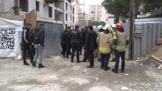 Maaşlarını alamadıklarını iddia eden inşaat işçileri vinç kulesine çıktı