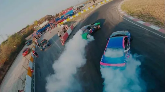Kadın driftçiler piste indi, şov yaptı